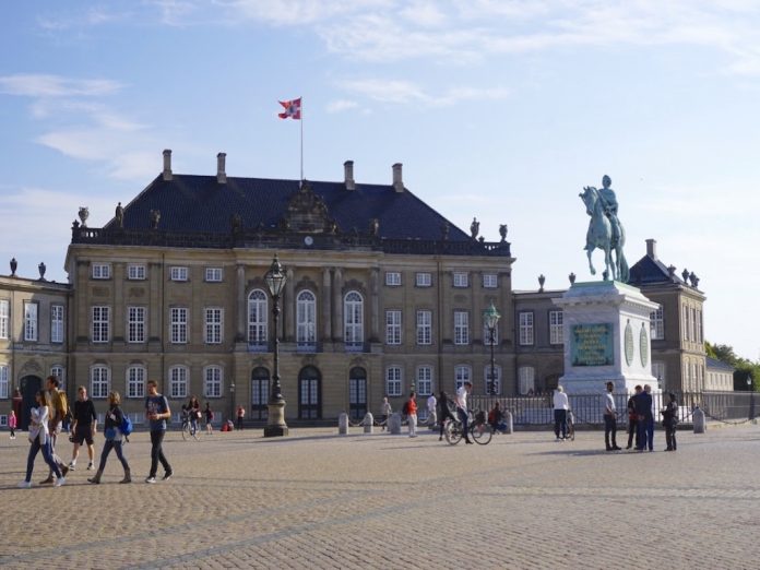 Palácio de Amalienborg: residência da família real dinamarquesa