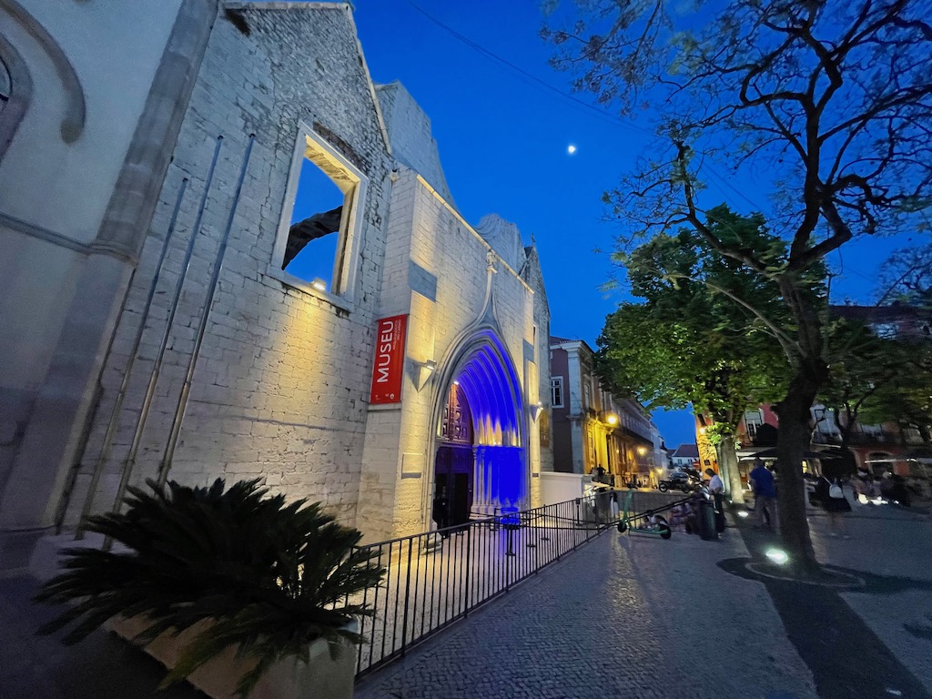 Lisbon Under Stars: show de luzes e história na Igreja do Carmo