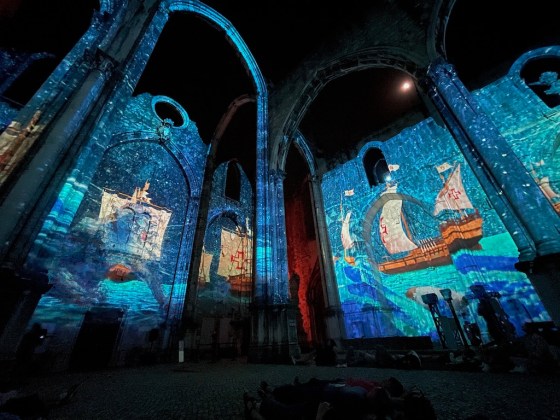 Lisbon Under Stars: show de luzes e história na Igreja do Carmo