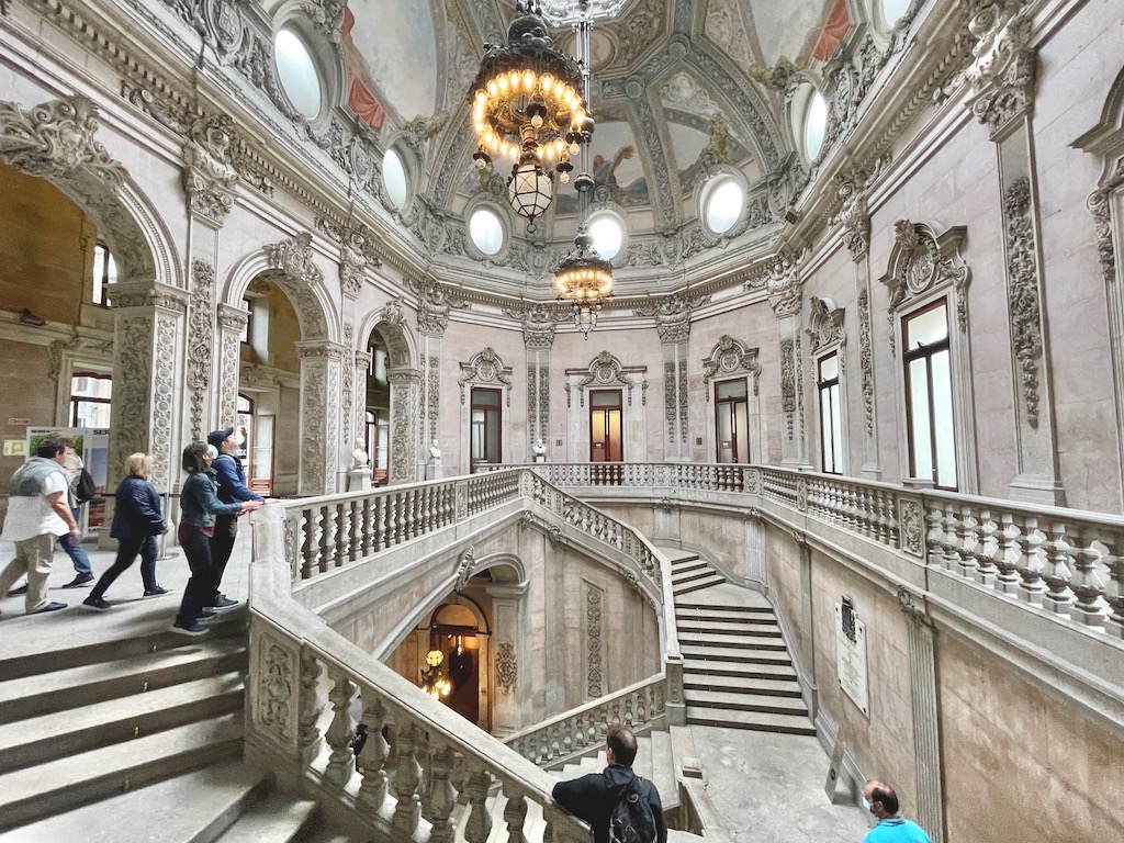 Portugal: Tour guiado no belo Palácio da Bolsa no Porto