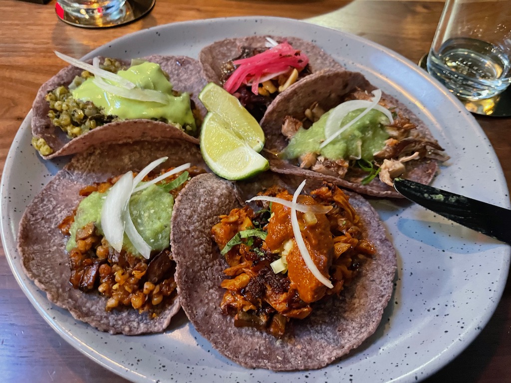Toronto: restaurante mexicano vegano La Bartolla