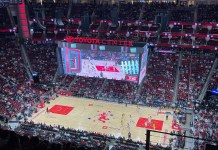 Texas: Assistindo a um jogo de basquete do Houston Rockets