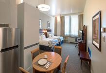 Montreal: Accommodation at Le Square Phillips Hotel & Suites